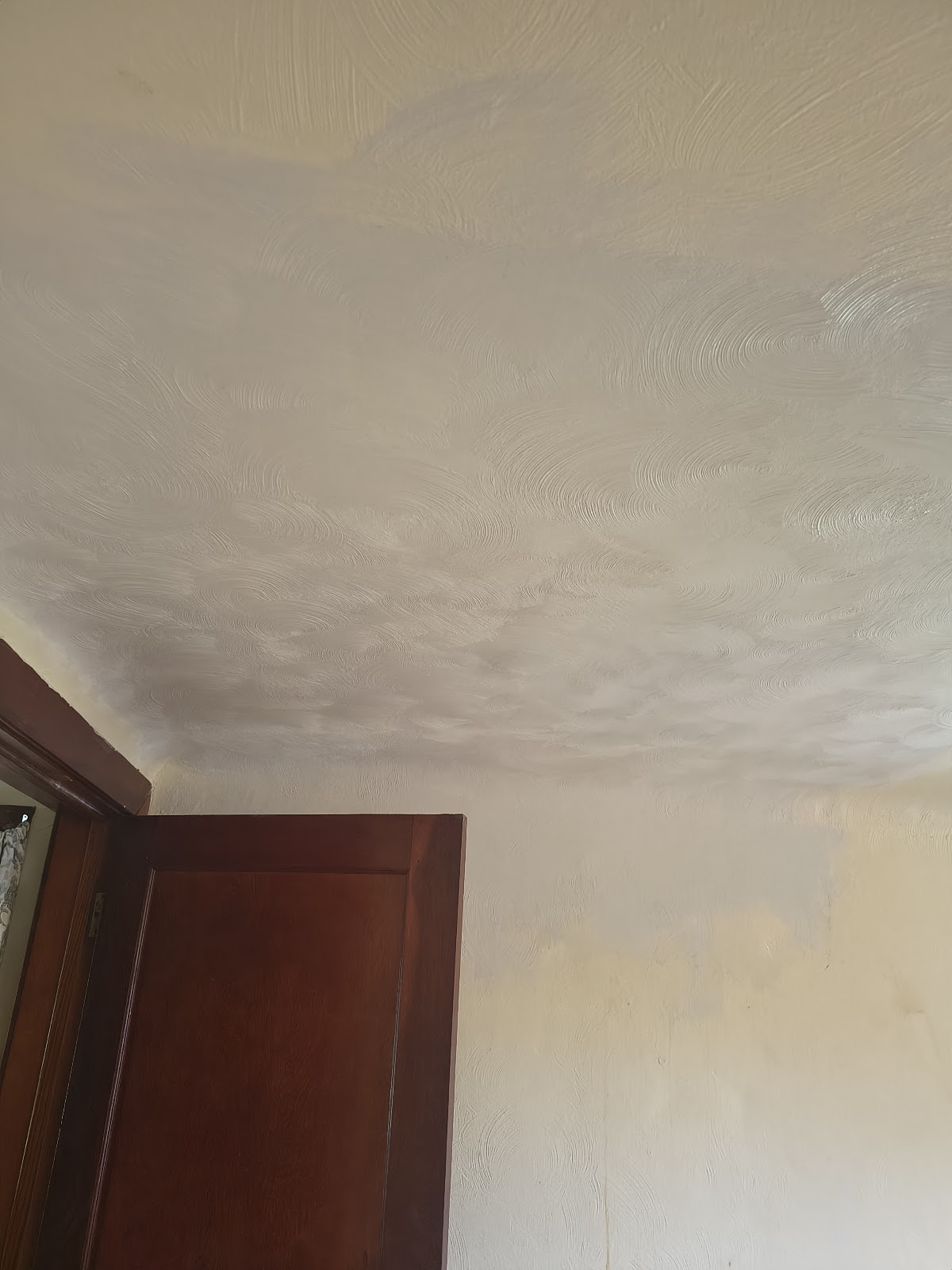 Finished smooth swirl-texture ceiling